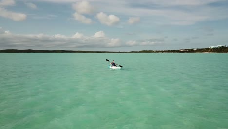 antena de bajo vuelo de un kayakista en el océano frente a la costa de providenciales en el archipiélago de las islas turcas y caicos