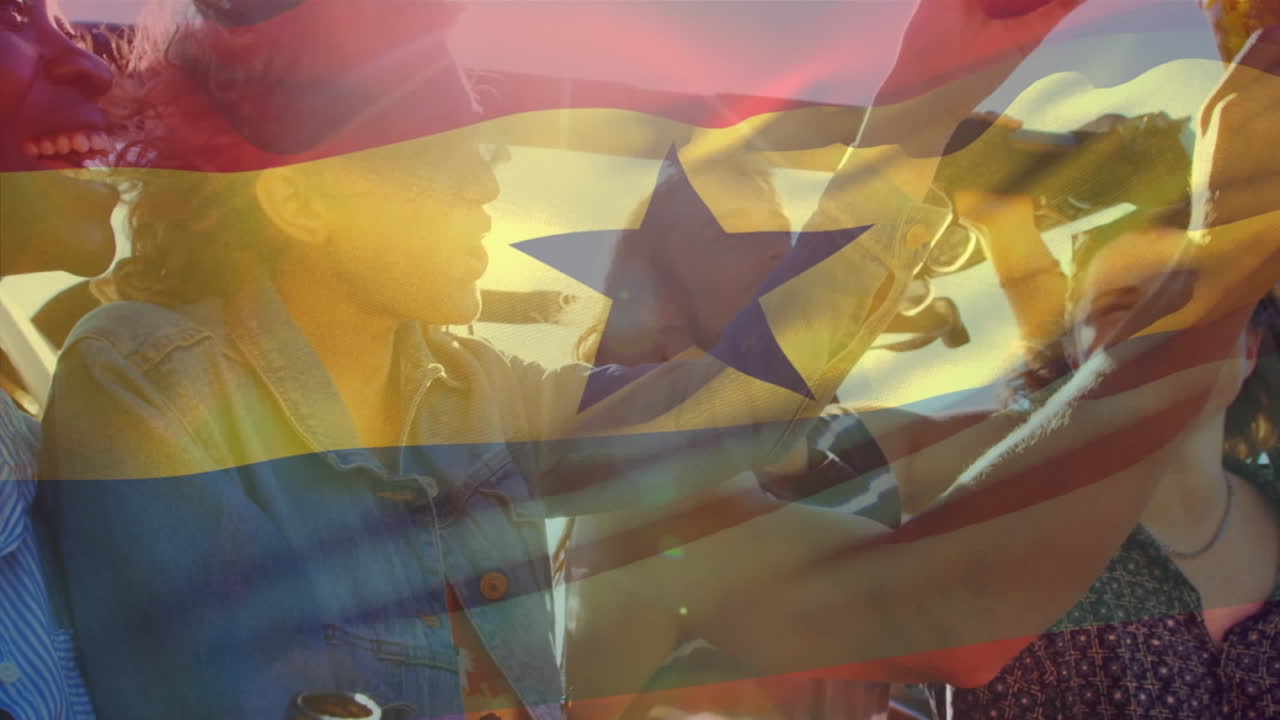 Video composito di bandiera del Ghana sventolante su un gruppo di amici diversi che brindano con birre in macchina