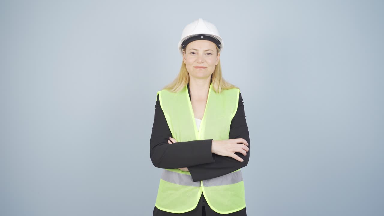 la ingeniera aprueba las noticias que escuchó.