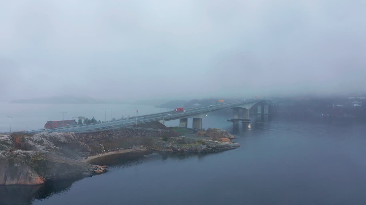 노르웨이 크리스티안산에서 신부를 태우고 운전하는 자동차