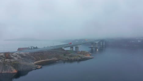 Autos-Fahren-Auf-Einer-Braut-In-Kristiansand-In-Norwegen