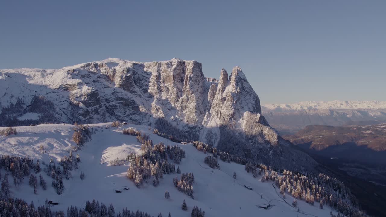 Luftfoto af Alpe di Siusi med sneklædte tinder og landsby, Italien