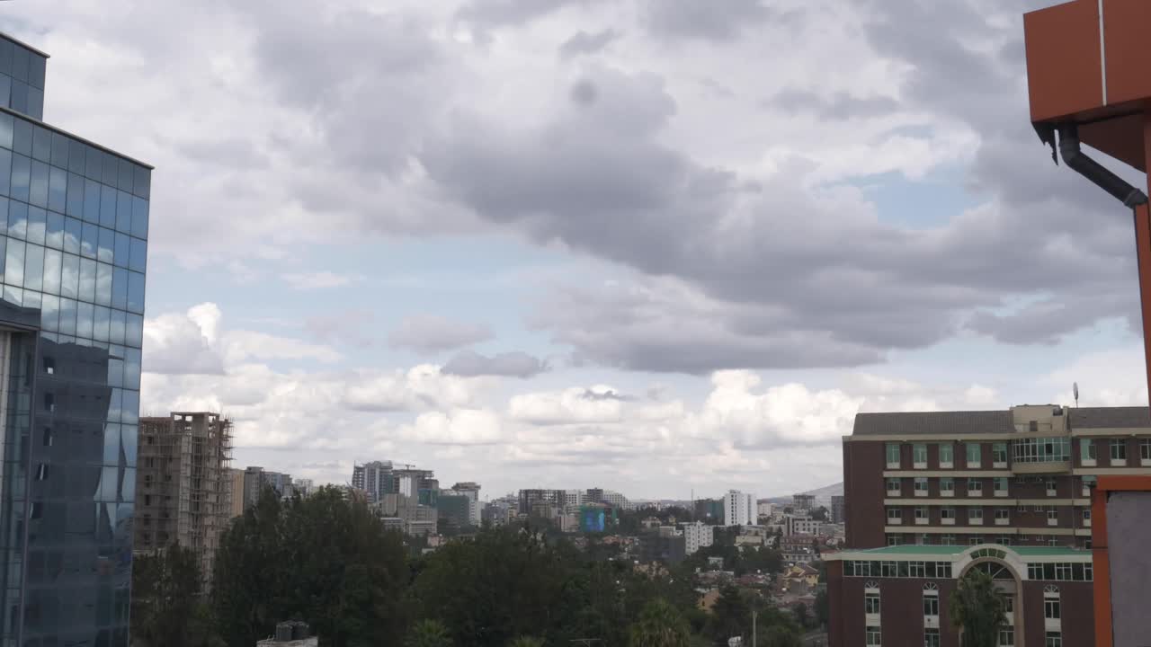 tomada durante nuestra estadía en el hotel kersay a este hermoso edificio de vidrio