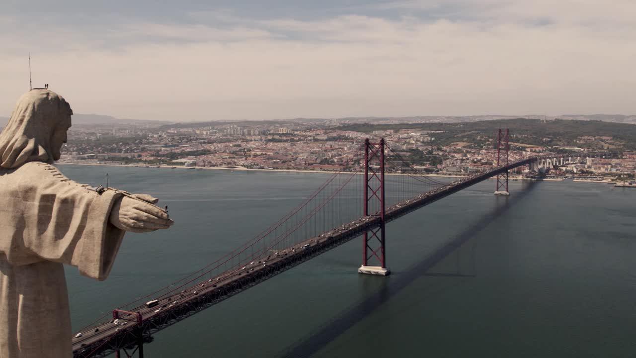 brazos abiertos cristo rey con vistas al paisaje urbano de lisboa y al puente 25 de abril sobre el río tajo