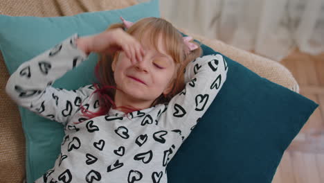 niños adolescentes niñas durmiendo, bostezando, disfrutando de un fin de semana tranquilo y despreocupado, en el sofá en casa