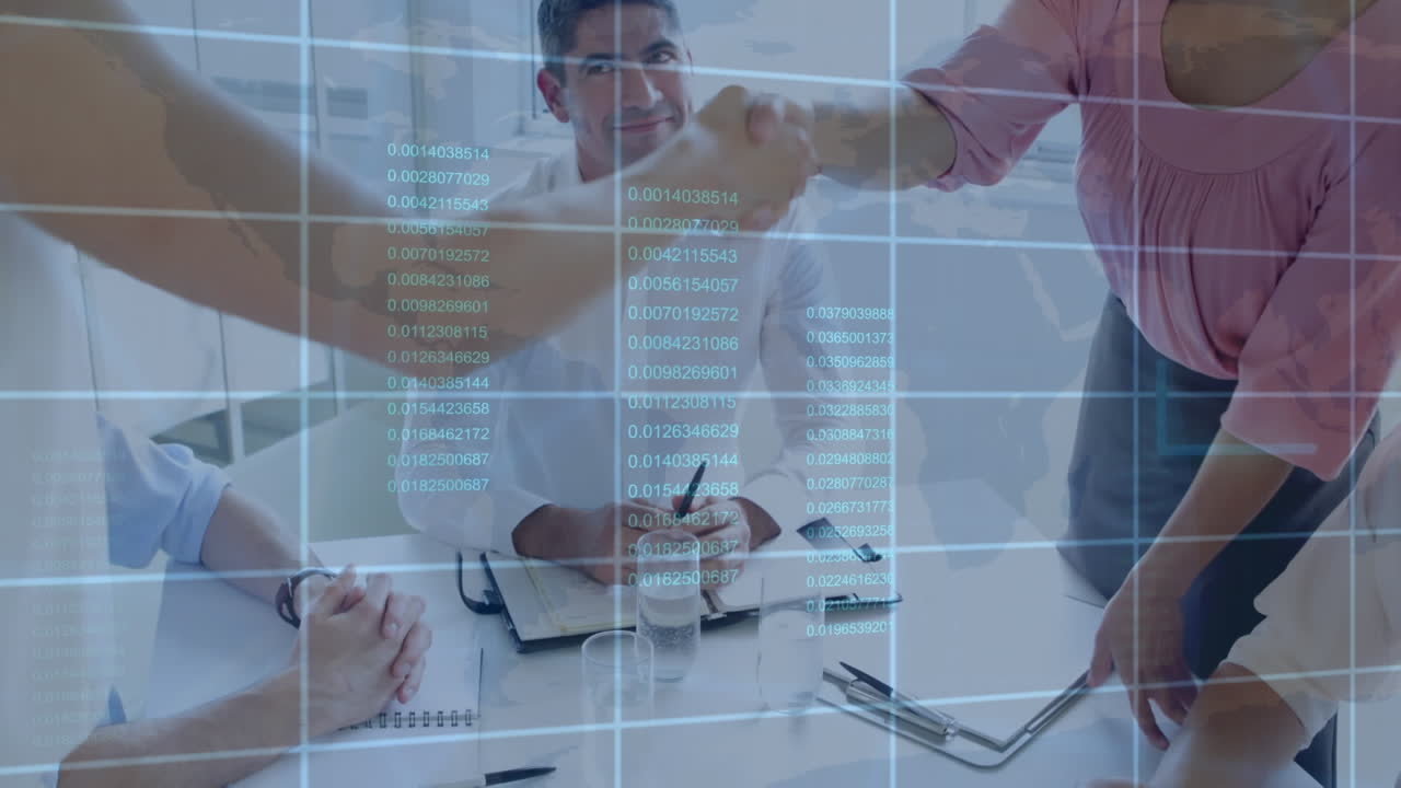 procesamiento de datos sobre el mapa del mundo contra la sección media de dos mujeres de negocios que se dan la mano en la oficina