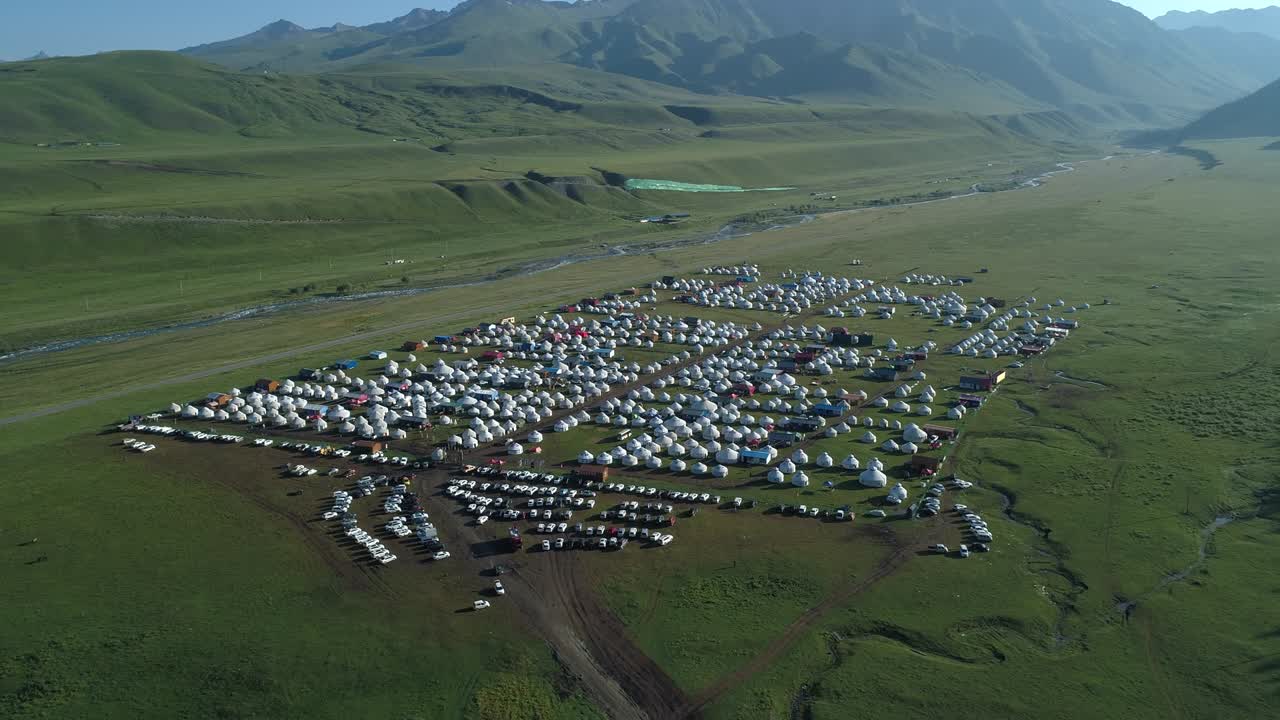 вид на многие машины и палатки в прерии в синьцзяне, китай