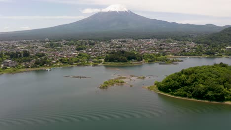 una imagen aérea que revela el icónico y majestuoso volcán monte fuji con un paisaje pintoresco, el lago kawaguchi y el pico cubierto de nieve en un día soleado y despejado en fuji, japón