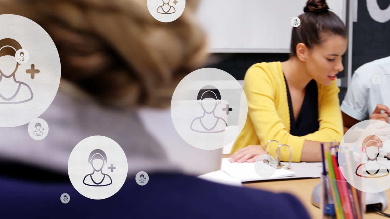 animación de iconos digitales con procesamiento de datos sobre diversas personas de negocios en la oficina