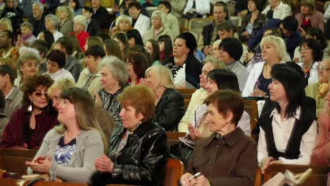 people sitting and applauding in the audience 4k