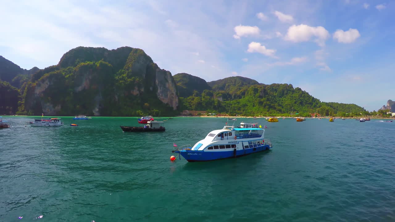 Una vista aerea a bassa quota dell'isola di Phi Phi.