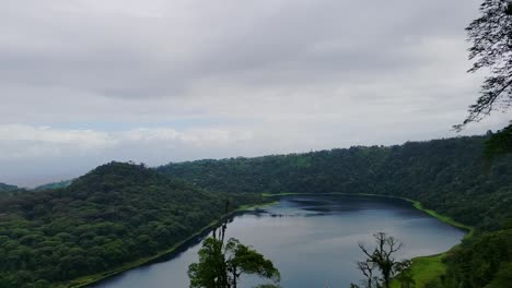 Laguna-De-Hule-En-El-Norte-De-Costa-Rica-Toma-Panorámica