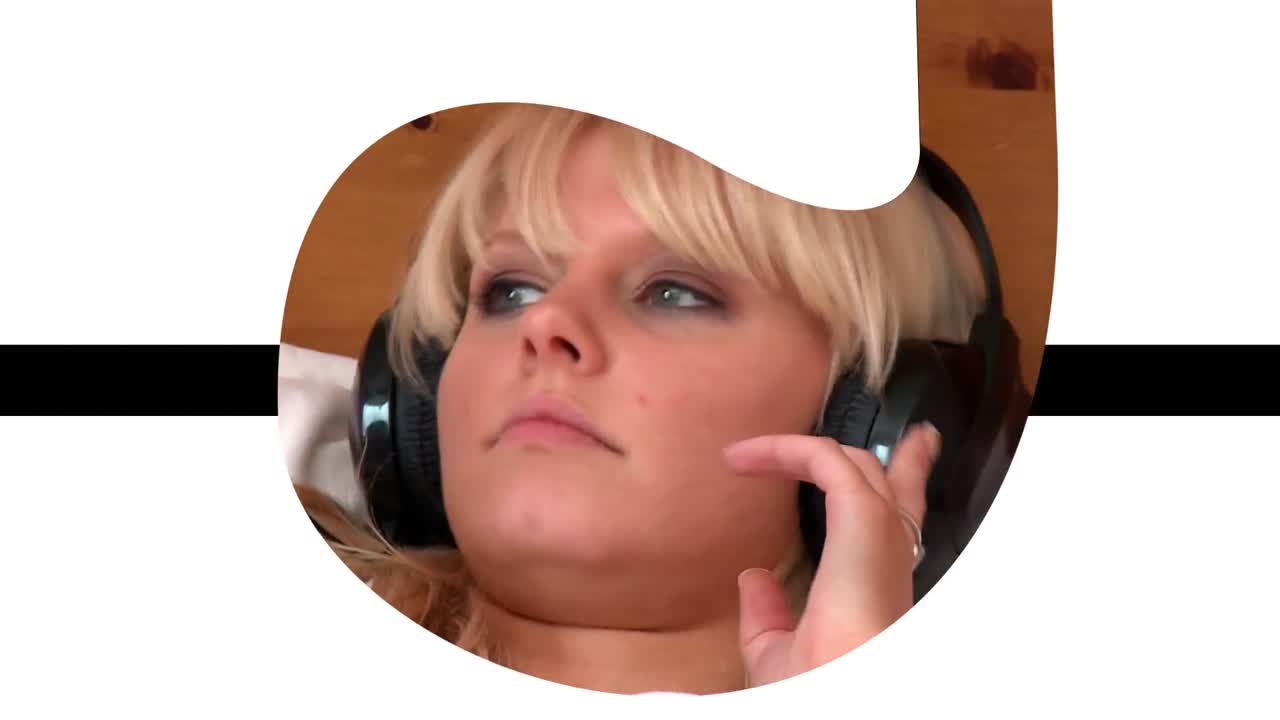 음악을 듣는 우아한 여성들의 애니메이션