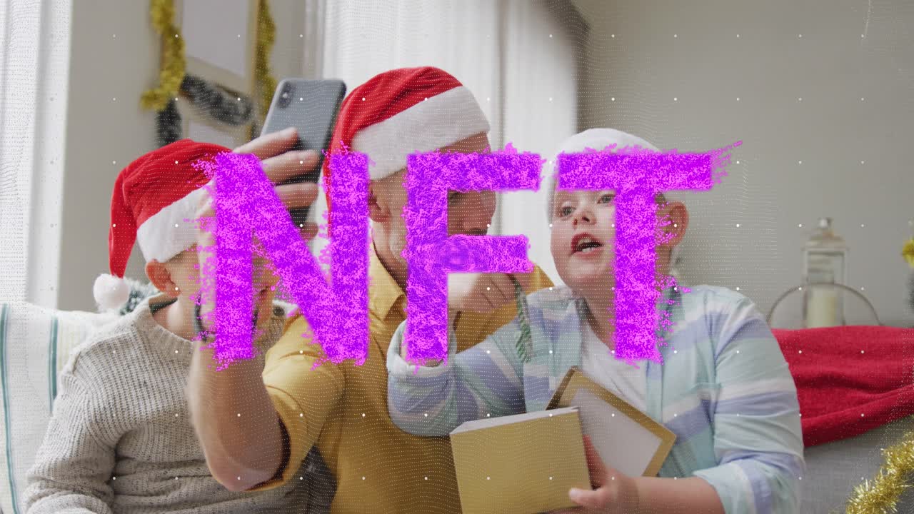 Pai filmando no telefone, duas crianças abrindo presente, criança mostrando doce, NFT sobreposto para marketing