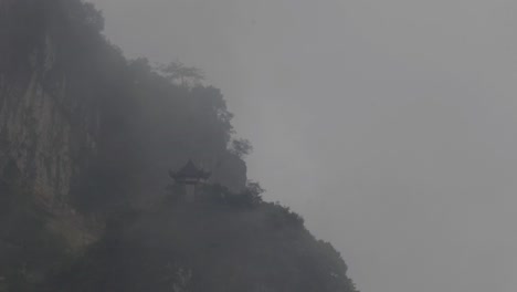 Nubes-Y-Niebla-Cubrieron-La-Plataforma-De-Observación-En-La-Montaña