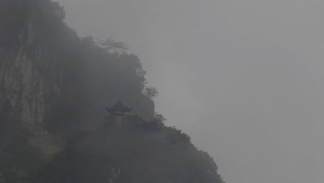 구름과 안개는 산의 관측 갑판을 었습니다.