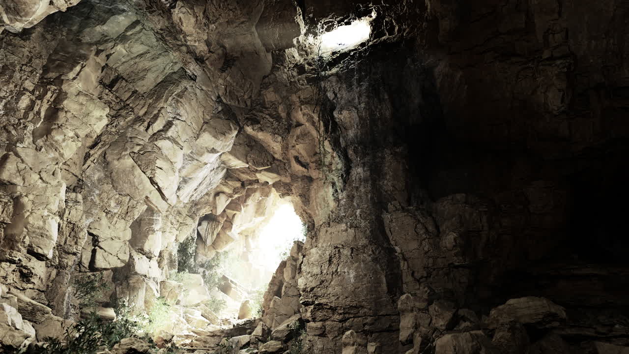 La luce che filtra attraverso l'apertura della grotta crea un'atmosfera mistica nello spazio roccioso