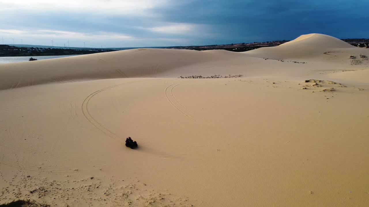 석양에 베트남의 하얀 모래 언덕에 버기 타기