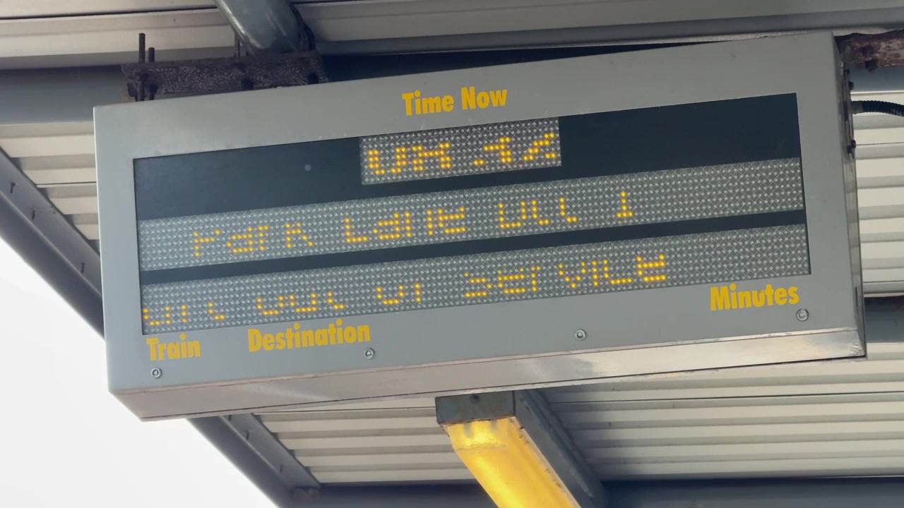 Tyne and Wear Metro digital afgangstavle, der viser togafgangstider i Newcastle.