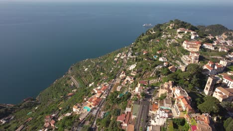 Drohne,-Die-Mit-Nach-Unten-Geneigter-Kamera-über-Ein-Bergdorf-Fliegt,-Aufgenommen-An-Der-Amalfiküste-In-Italien-In-4k