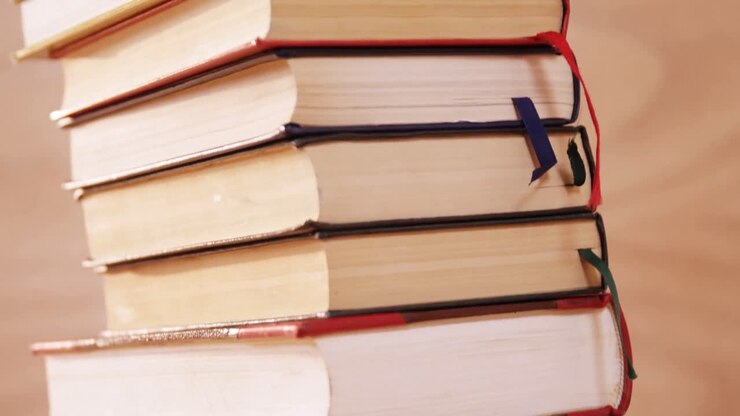 Pila di libri su una scrivania