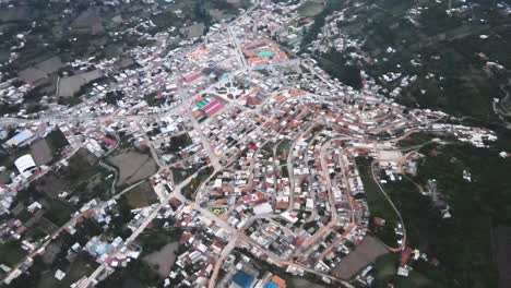 una descripción general de la pequeña ciudad de yungay ubicada en medio de las tierras altas en perú