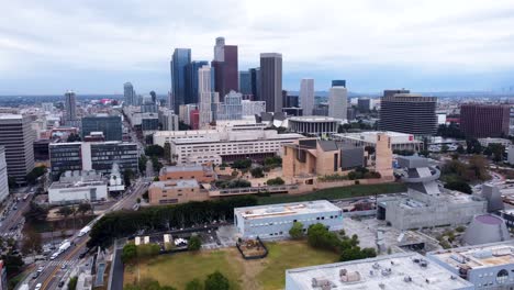 una amplia toma de un dron que se mete en los edificios en el centro de los ángeles
