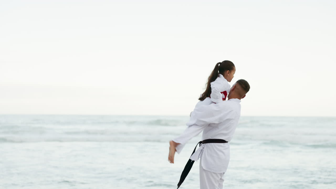 Mare, sport o bambino con padre per praticare arti marziali
