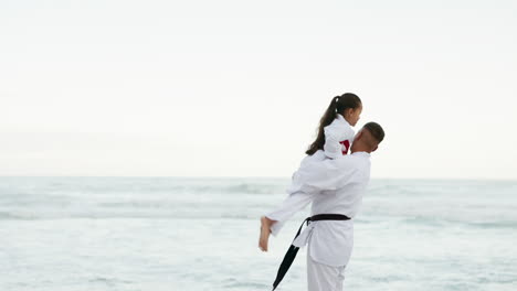 mar, deportes o niño con el padre para jugar a las artes marciales