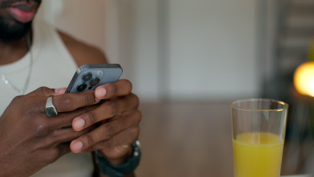 hombre enviando mensajes de texto en su teléfono inteligente con jugo