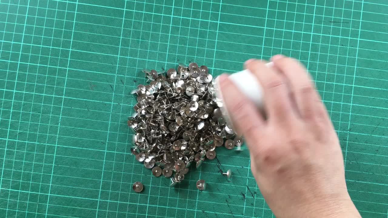 손으로 자르는 매트에 엄지손가락을 부어 넣는 것