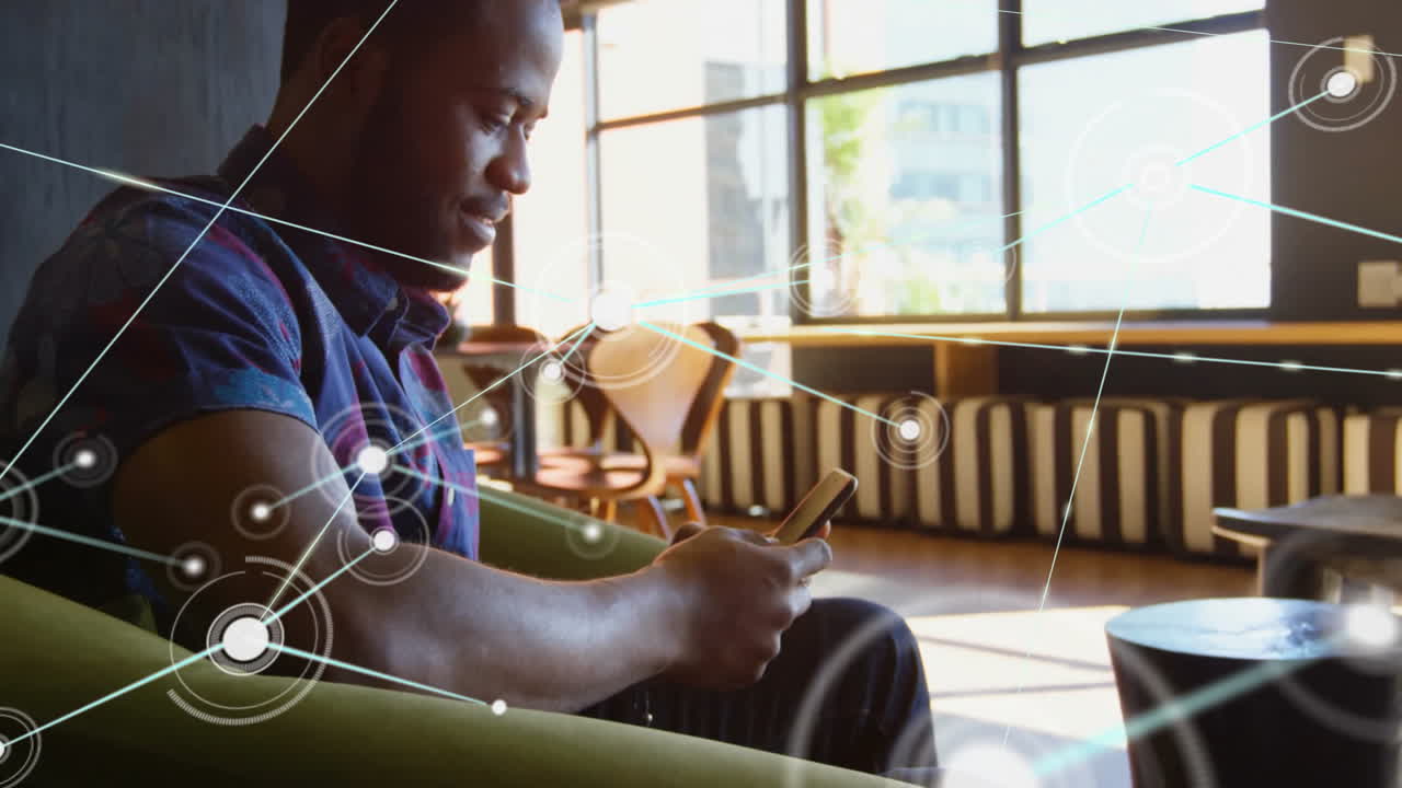 usando teléfono inteligente en la oficina, hombre con conexiones de red y animación de procesamiento de datos