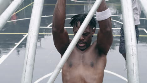los cuerpos fuertes se construyen en una cancha de baloncesto.