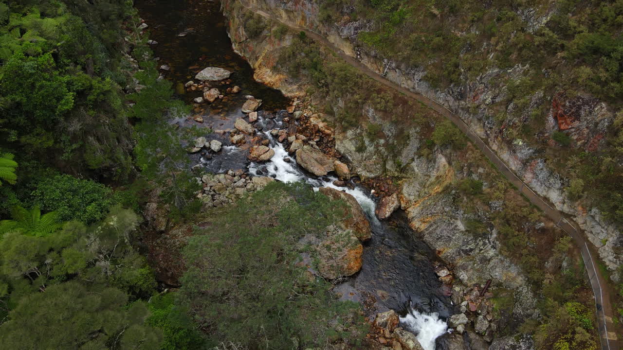 drone alto sobre el desfiladero del río rocoso en nueva zelanda con árboles y arbustos y rocas pt 2