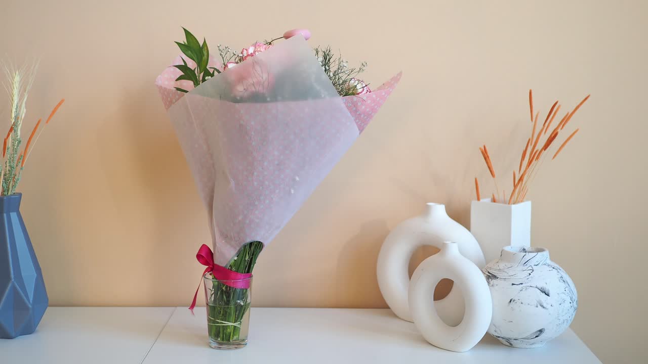 hermoso ramo de flores rosas en un jarrón