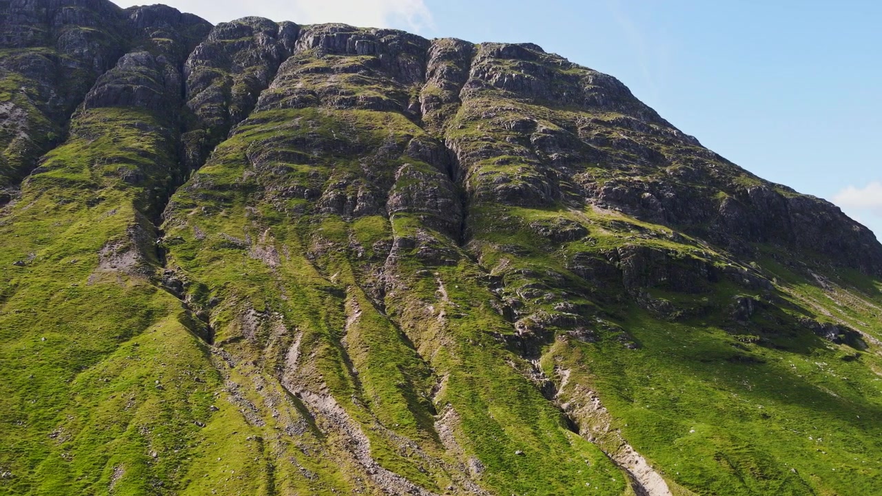 Splendida vista aerea di un'alta cresta montuosa nelle Highlands di Glencoe, Scozia, in una soleggiata giornata estiva.