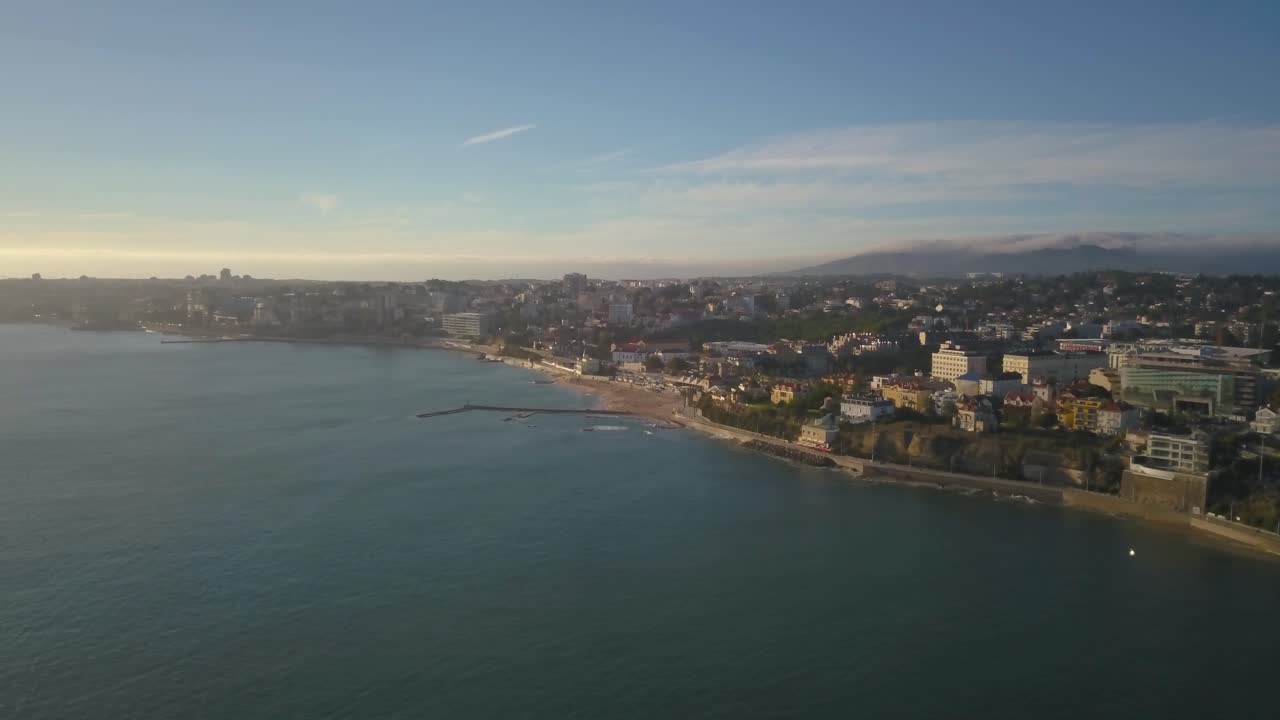 vista aérea de la costa rocosa con una carretera