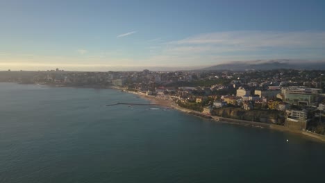 沿著一條道路的岩石海岸線的空中景色