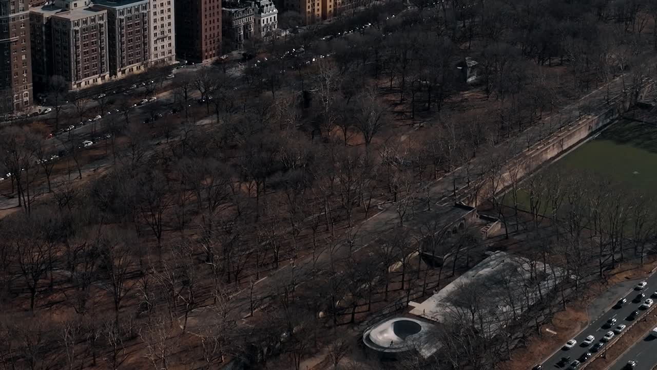 Parco vuoto a New York con traffico sulla strada nelle vicinanze durante l'inverno