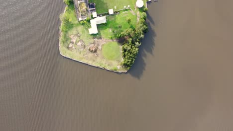 Toma-Aérea-A-Vista-De-Pájaro-De-Milson-Island-Old-Hospital-Mental-Hawkesbury-River-Brooklyn-Hornsby-Shire-Sydney-Nsw-Australia-3840x2160-4k