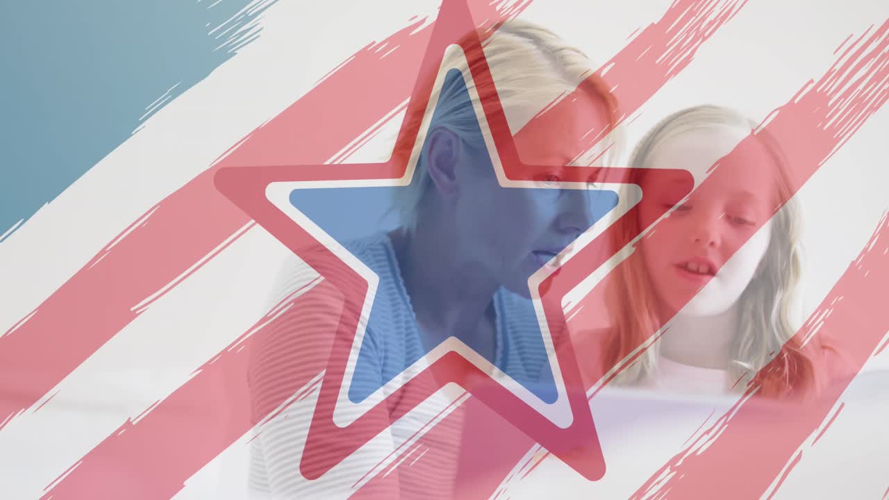 미국 국기 디자인 패턴과 박동하는 별 카우카시안 어머니와 딸이 컴퓨터를 사용하여