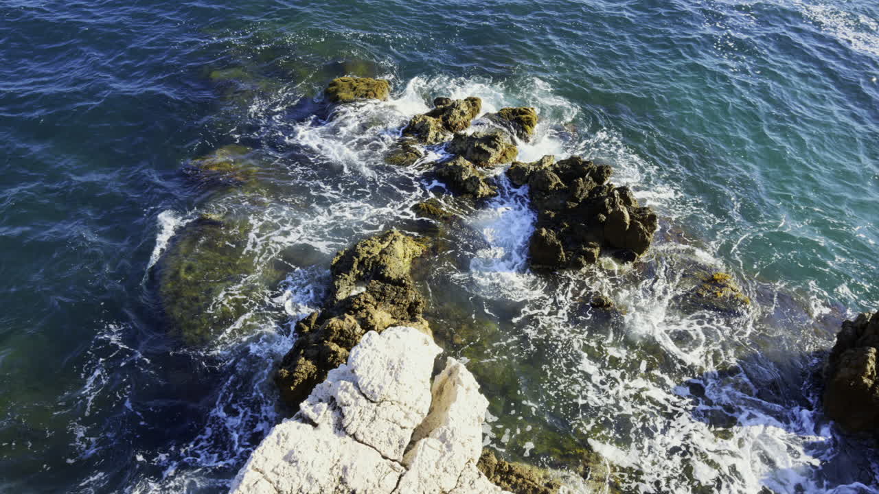 Le onde del Mar Mediterraneo che si infrangono sugli scogli della Costa Azzurra