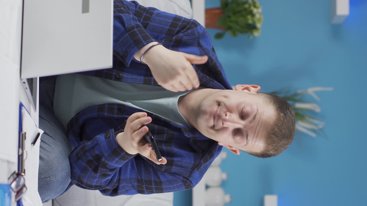 video vertical de un hombre que trabaja en la oficina de casa se niega y no acepta.