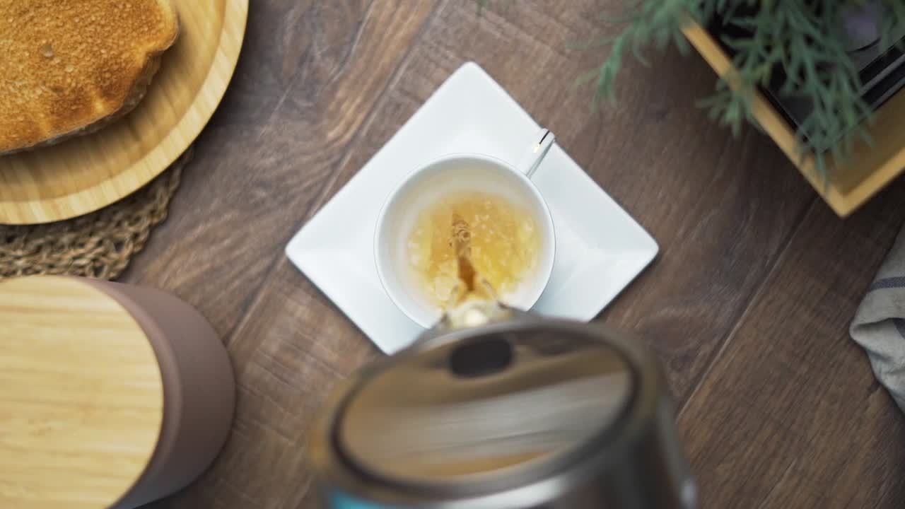 아침 식사 중 쏟아지는 차 오버헤드 샷