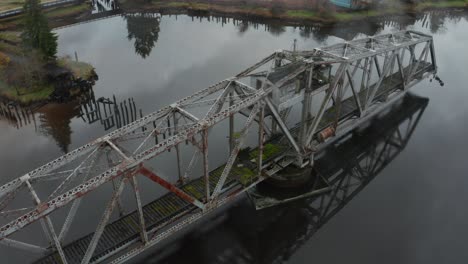 Old-abandoned-metal-swing-bridge-in-the-middle-of-the-lake-in-Washington,-USA