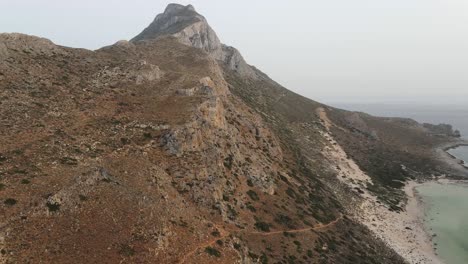 Luftaufnahme-Der-Felsigen-Bergformation-An-Der-Meeresküste-Von-Kreta
