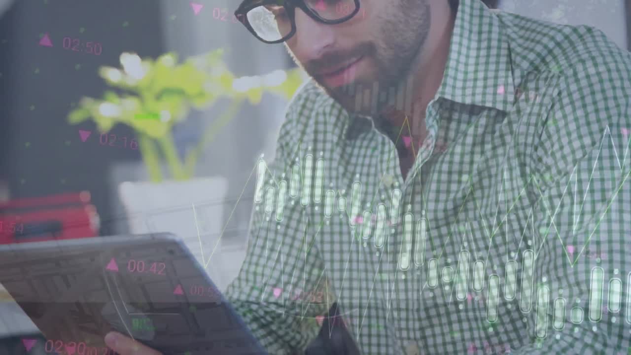 animación de procesamiento de datos estadísticos contra hombre caucásico usando tableta digital en la oficina.