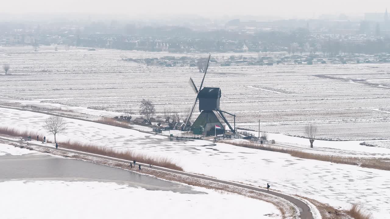голландская ветряная мельница в зимнем пейзаже