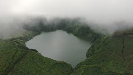 vista desde un avión no tripulado de los lagos de cráter rasa y funda en flores azores, aérea