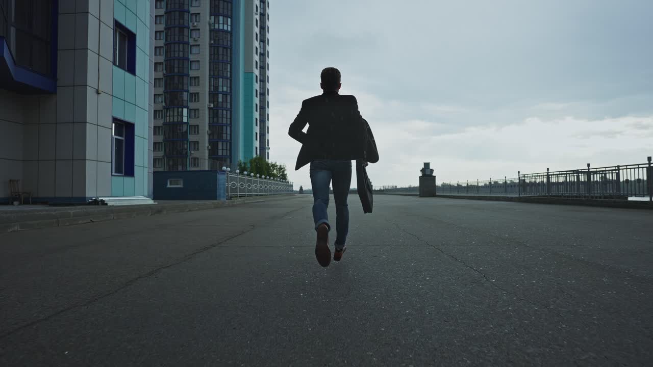 hombre corriendo en la ciudad